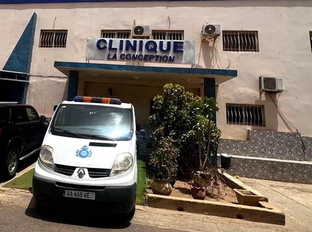 Entrée de la clinique et ambulance